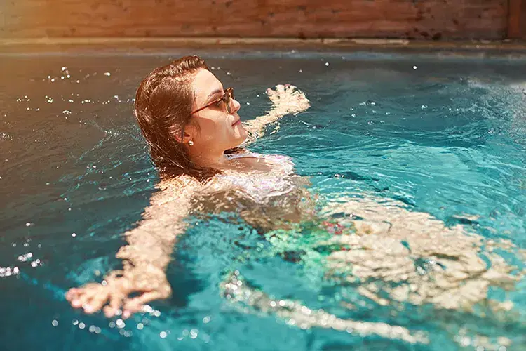 Mujer en piscina