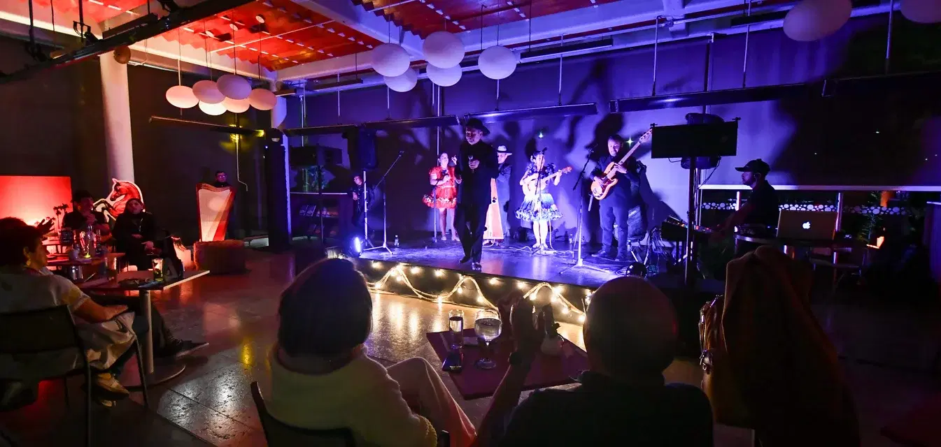 img-cafe-letras-musica-en-vivo.webp