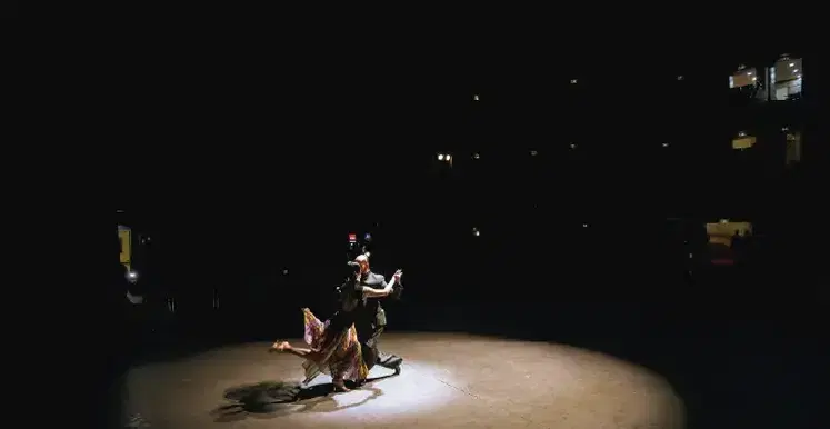 calle-salida-milonga-al-escenario.webp