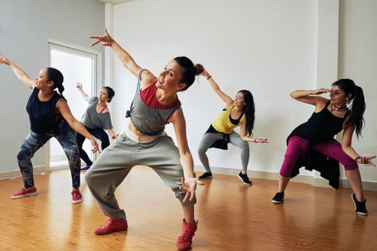 Un grupo de mujeres practicando danza urbana en Bloc Maiporé.