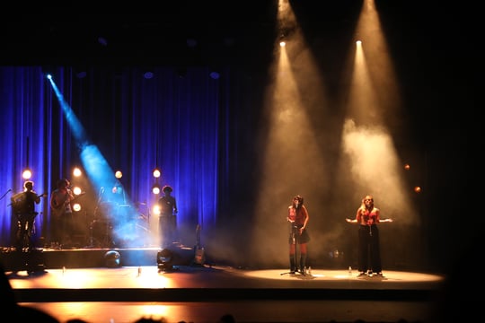 Teatro Colsubsidio con las cantantes perotá chingo en los reflectores