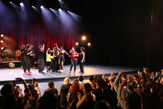 Teatro Colsubsidio con las cantantes perotá chingo y otros espectadores en el escenario