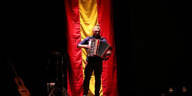 Hombre tocando el acordeón en el teatro Colsubsidio