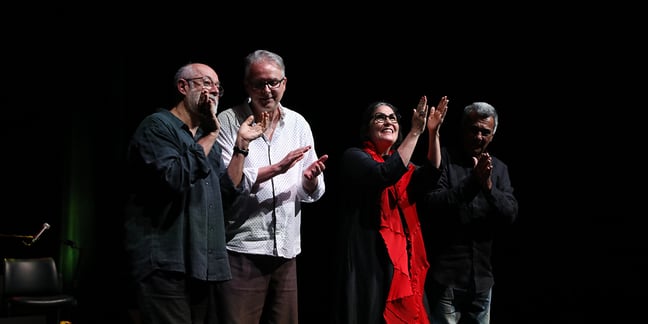 Mónica Salmaso y Guinga en la tarima del teatro Colsubsidio