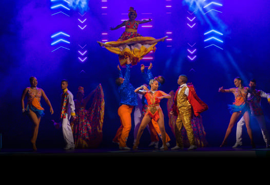 Varios artistas bailando en el teatro Colsubsidio