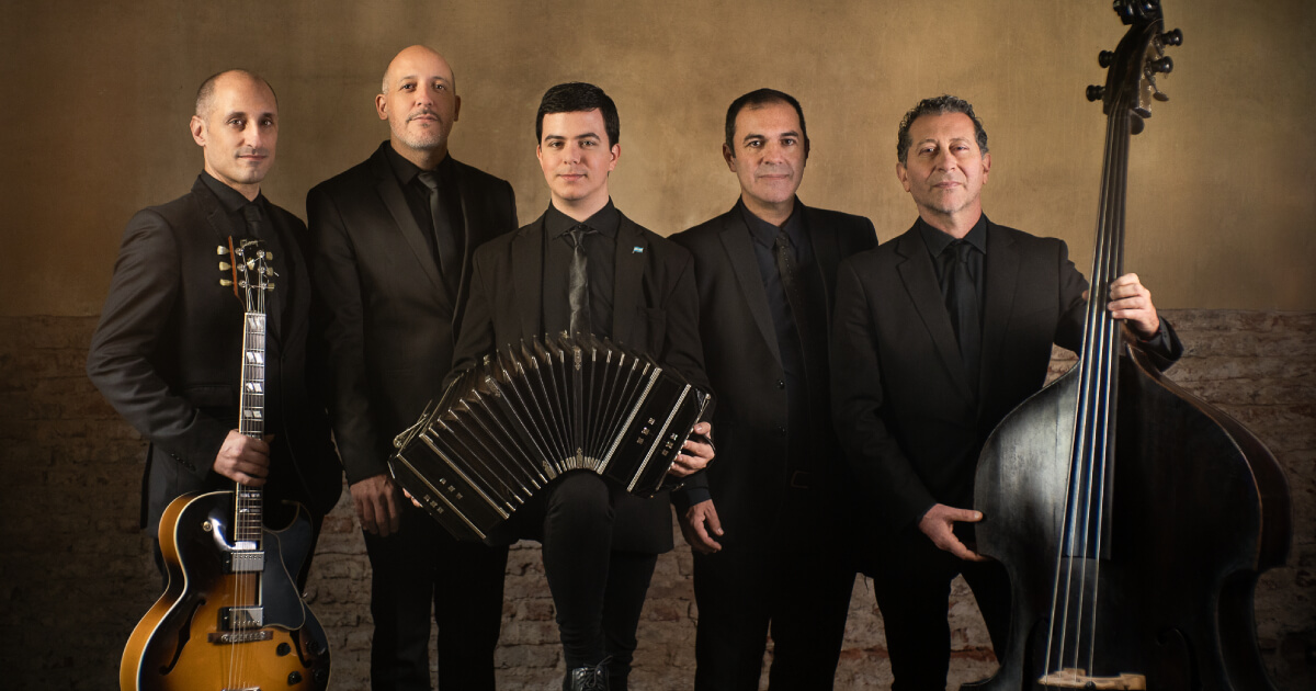 Integrantes del grupo Quinteto Revolucionario Filarmónico sosteniendo instrumentos musicales.