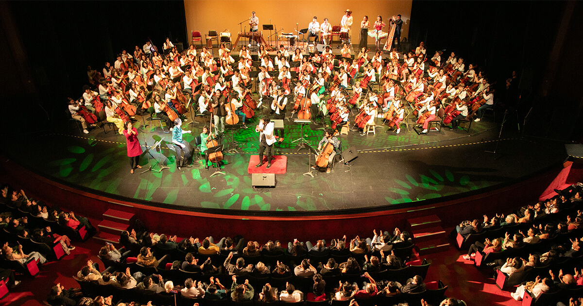 Grupo musical en concierto en el Teatro Colsubsidio. 