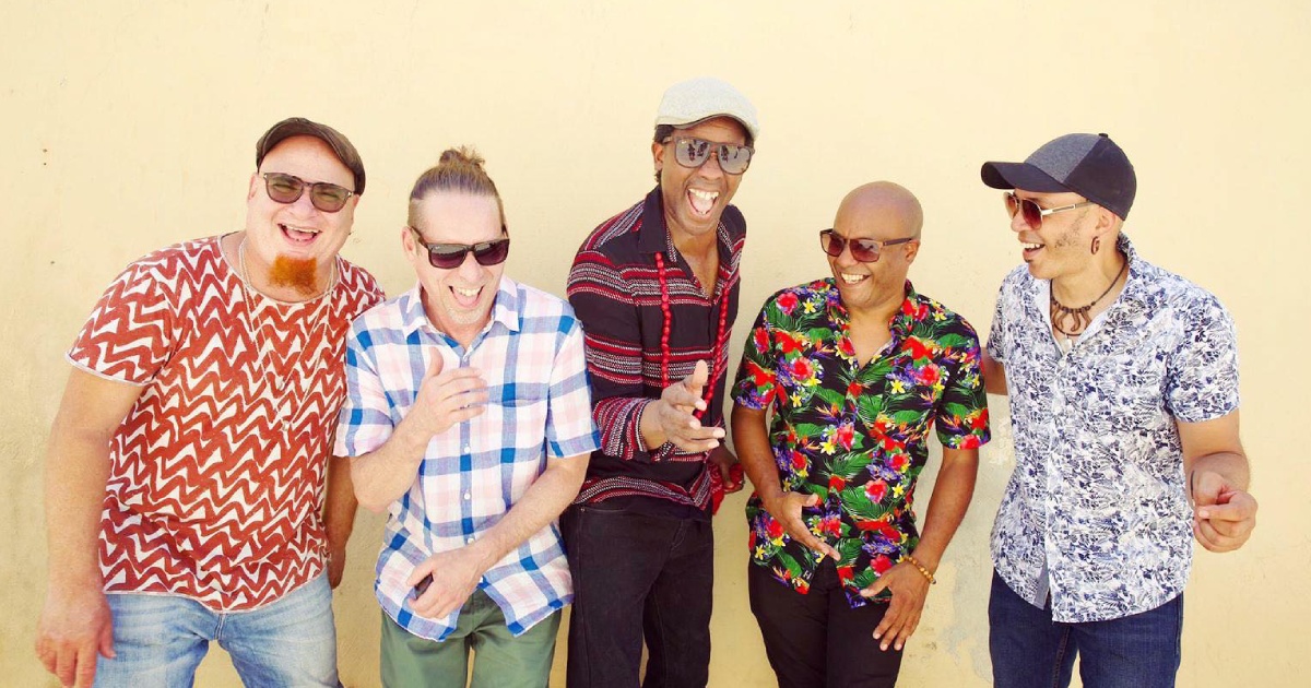 Los cinco integrantes del grupo musical Habana Abierta.