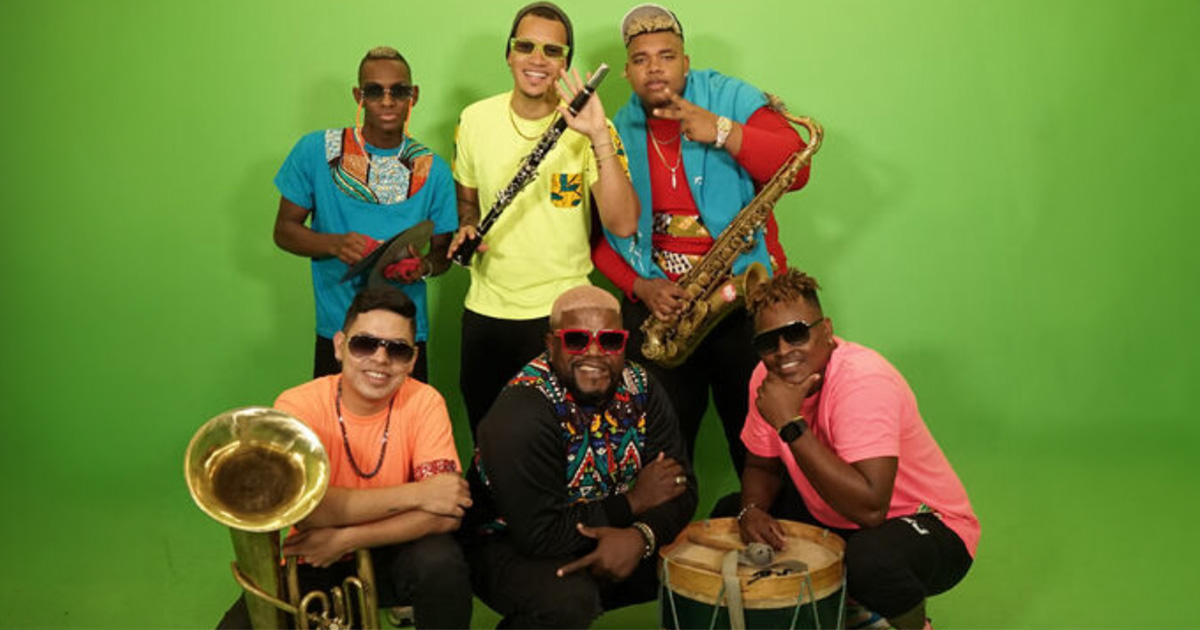 Los seis integrantes del grupo musical Rancho Aparte con sus instrumentos musicales: clarinete, saxofón, batería y bombo. 