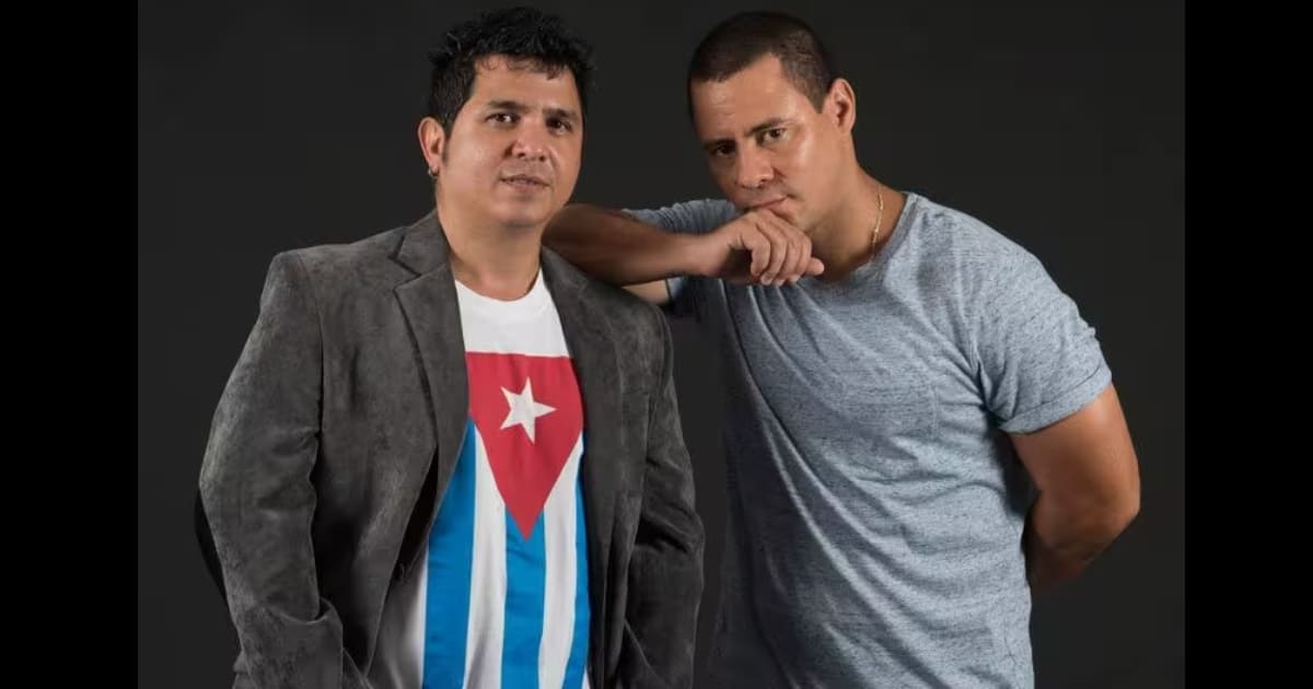 Buena Fe en concierto en vivo con banda en escenario.