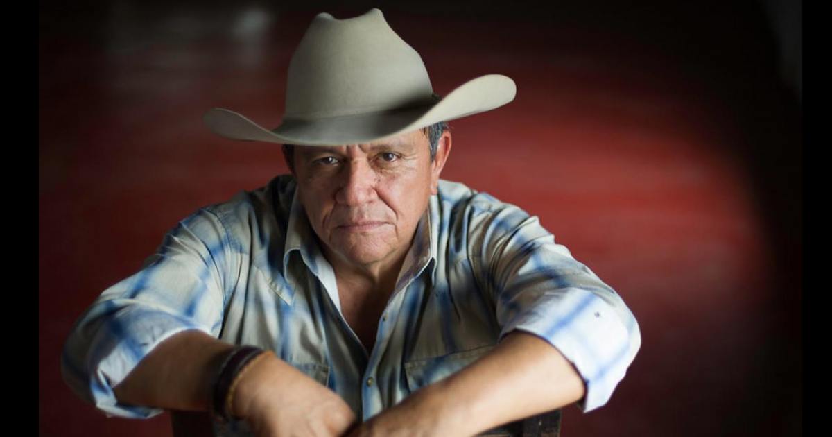 Cholo Valderrama, referente de la música llanera, en presentación en vivo.