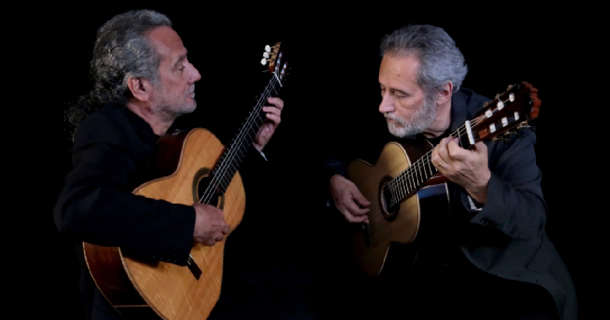 Los Hermanos Assad interpretan guitarra clásica en concierto en el Festival Internacional de Cuerdas Pulsadas.