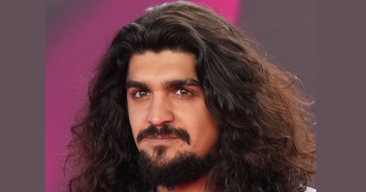 Israel Fernández en concierto de flamenco, cantaor español en presentación en vivo.