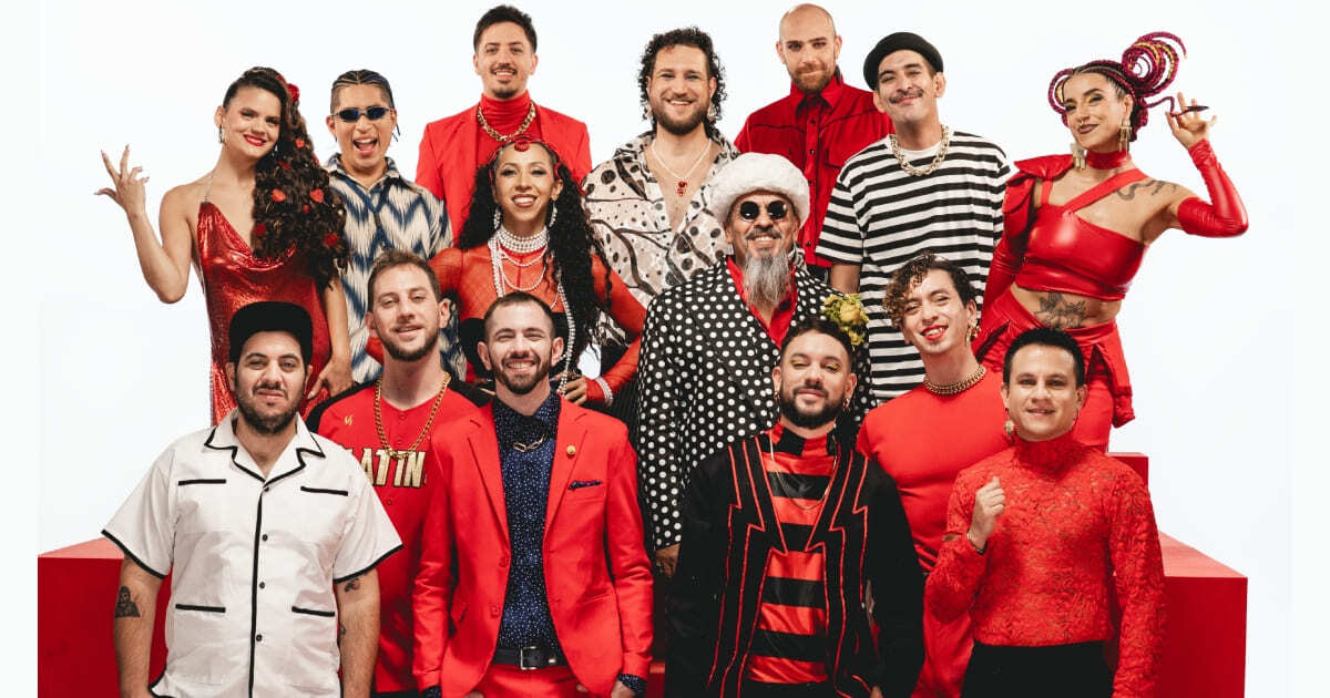 La Delio Valdez durante un concierto de cumbia latinoamericana en vivo.