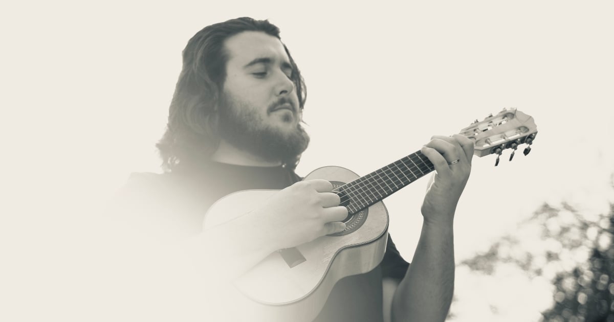 Matheus Donato interpreta cavaquinho en concierto, en el Festival Internacional de Cuerdas Pulsadas.