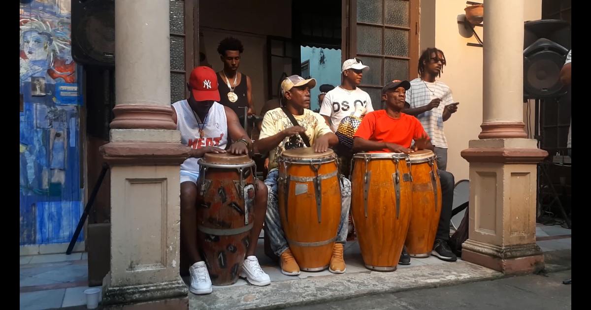 La agrupación Muñequitos de Matanzas presenta la rumba cubana tradicional.