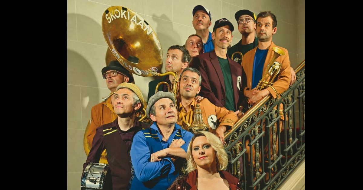 Skokiaan Brass Band durante una presentación en vivo.