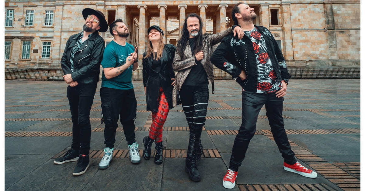 Integrantes de la agrupación Tú Rockcito posando juntos en una plaza pública.