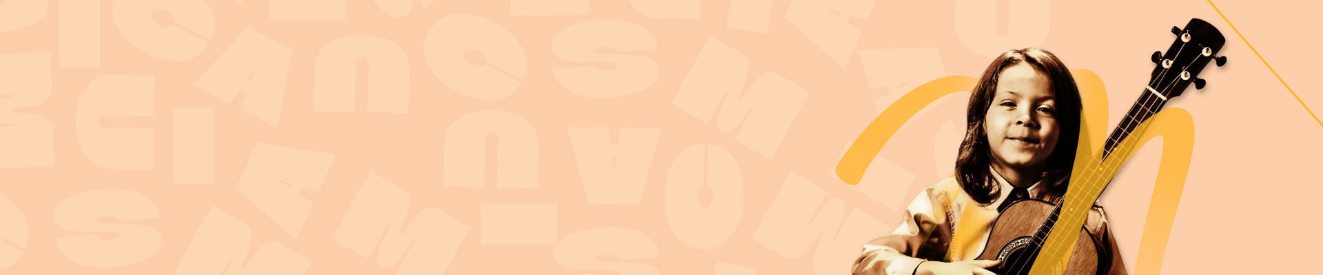 Un niño practicando tocar guitarra