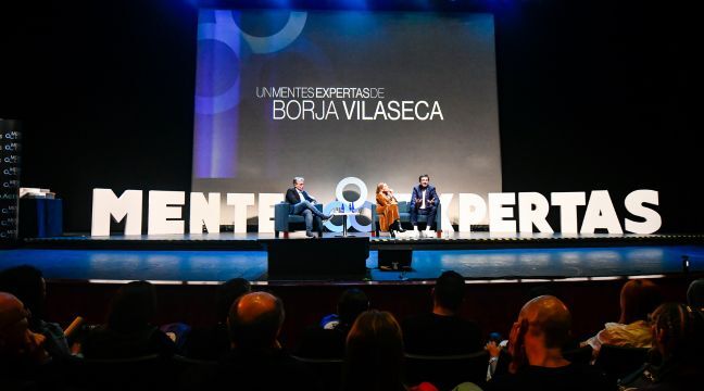 Panel de discusión en el escenario de 