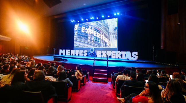 Escenario con el letrero gigante 