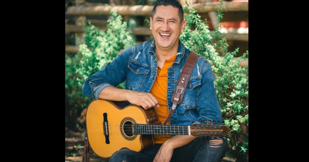 Heredero en concierto interpretando música campesina colombiana con requinto en el Teatro Colsubsidio.