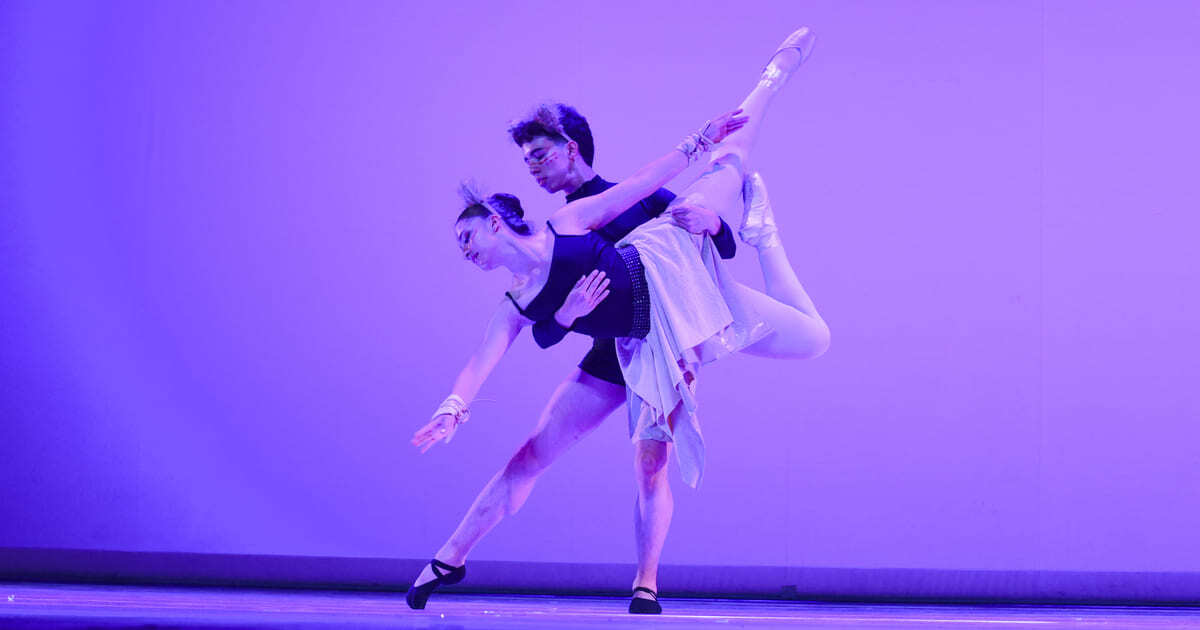 Dos jóvenes ensayando ballet en las Escuelas de formación artística del Teatro Colsubsidio.