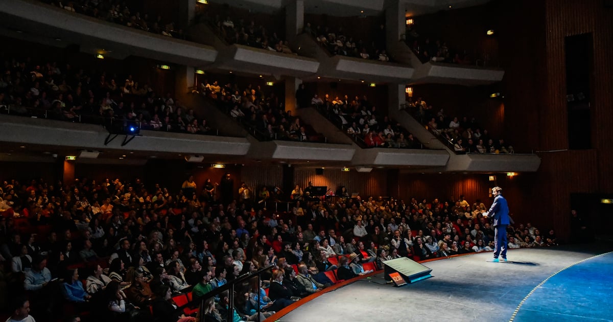 Un conferencista exponiendo sus ideas en el Teatro Colsubsidio.
