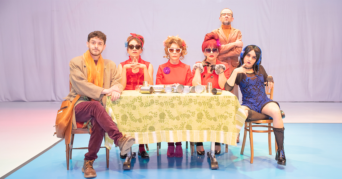 Seis actores que representan parte del elenco de la obra ‘Una banda sonora’, sentadas en una mesa. 